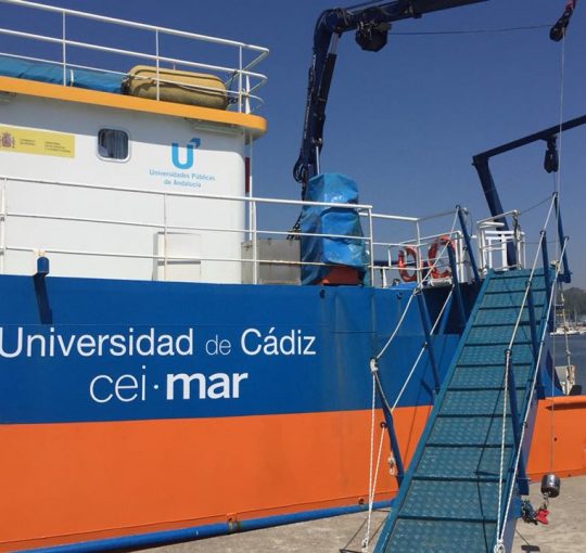 Arqueología subacuática en el barco de la Universidad de Cádiz