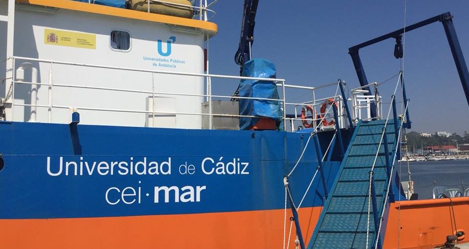 Arqueología subacuática en el barco de la Universidad de Cádiz