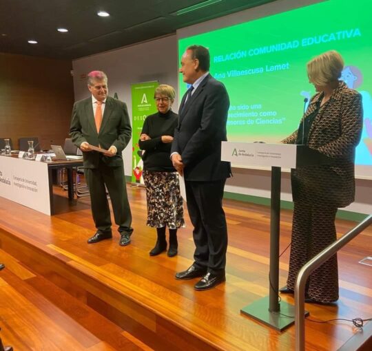 Ana Villaescusa, pionera en recibir el galardón de "Colaborador Extraordinario" por la Fundación Descubre